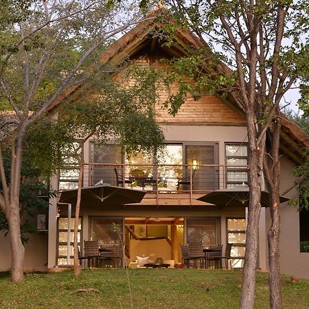 Victoria Falls Safari Suites Exterior photo