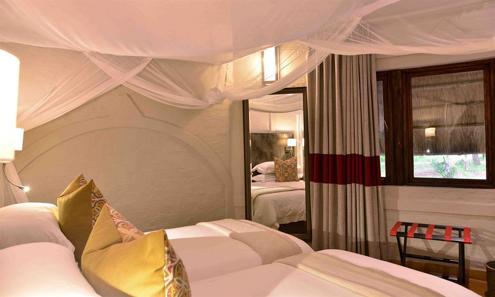 Victoria Falls Safari Suites Exterior photo